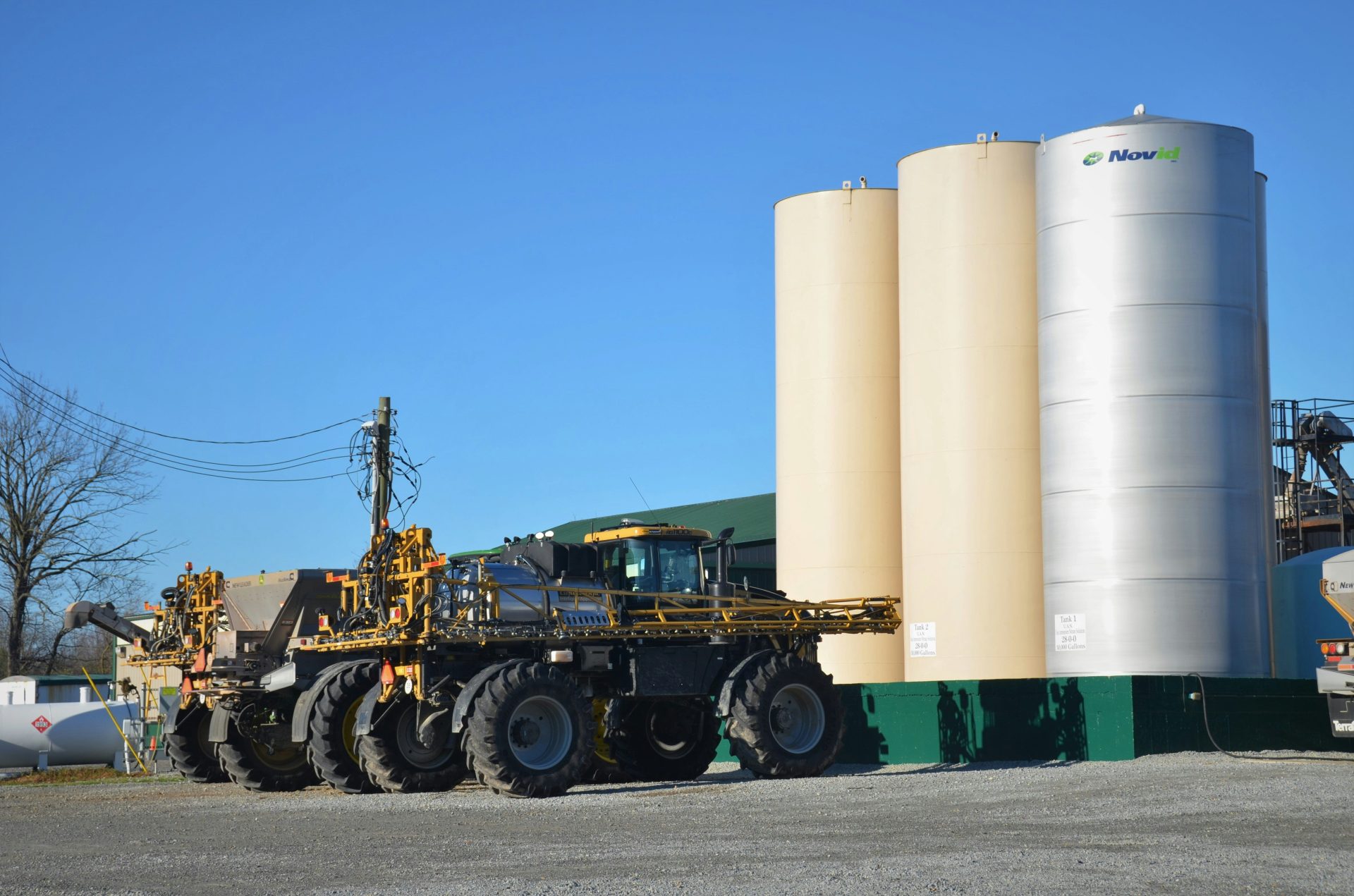 yellow and black heavy equipment